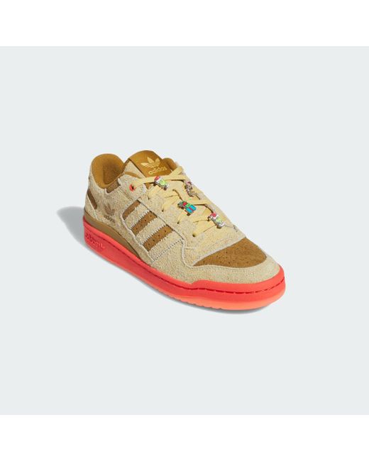 Scarpe Forum Low CL The Grinch di Adidas in Natural