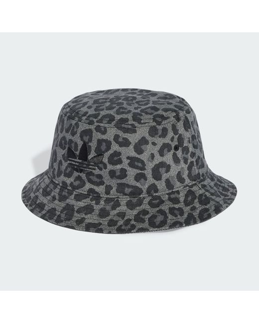 Cappello Leopard Bucket di Adidas in Gray