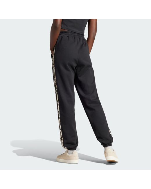 Pantaloni da allenamento Originals Leopard Luxe di Adidas in Black