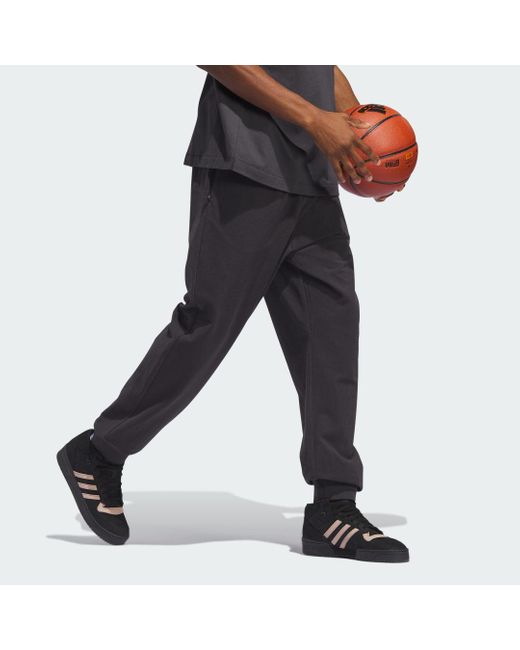 Pantaloni da allenamento da basket Brushed di Adidas in Black