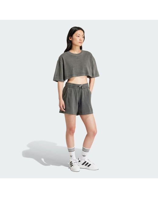 Short Essentials Plus di Adidas in Gray