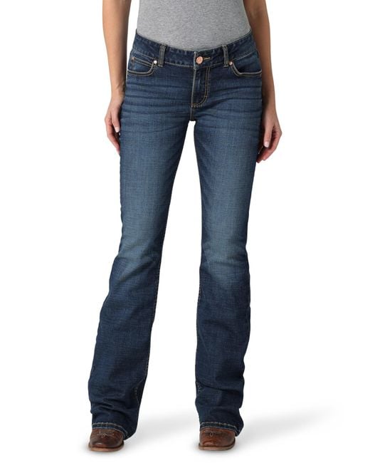 Retro Mid Rise Boot Cut Jean Jeans di Wrangler in Blue