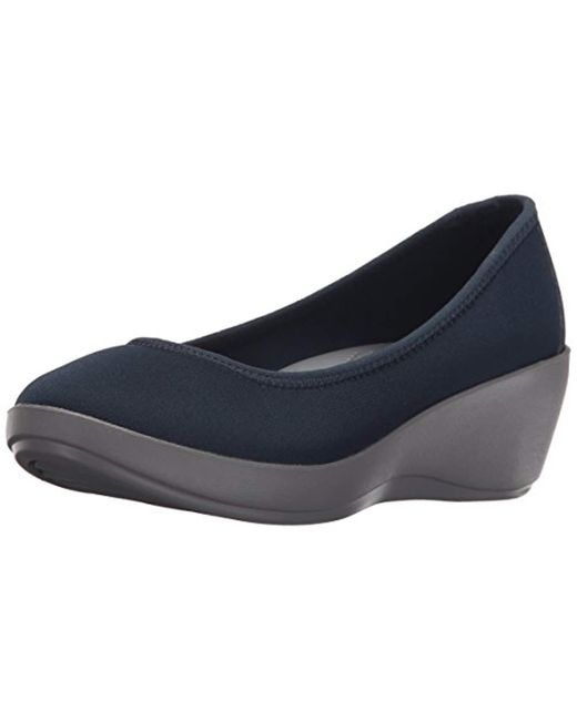 crocs women's duet busy day ballet flat