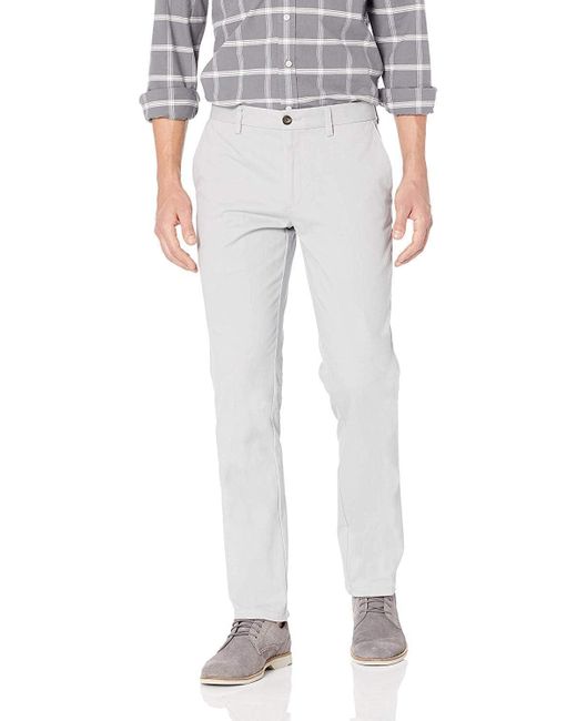 Pantalón Chino con Parte Delantera Plana Resistente a las Arrugas de Corte Ceñido Hombre Amazon Essentials de hombre de color Gray