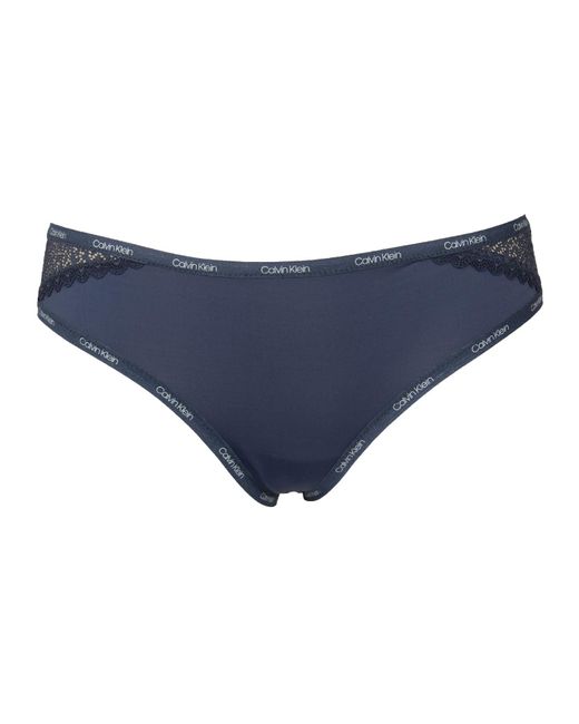 CK slip donna pantalone elastico visibile con tessuto logo con inserti in pizzo articolo QF5153O di Calvin Klein in Black