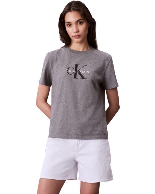 Camiseta de ga Corta Mujer Hero Classic Monologo tee con Cuello Redondo Calvin Klein de color Purple