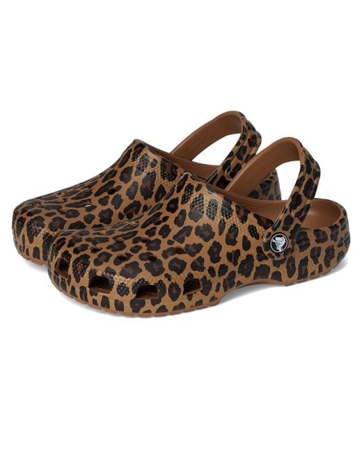 Zoccoli unisex con grafica classica di CROCSTM in Brown