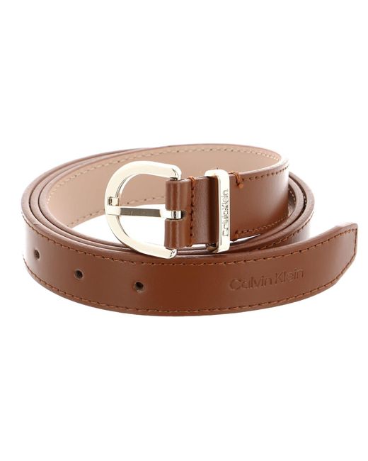 Mujer Cinturón Ck Must Metal Loop Rnd Belt 2.5 cm Cinturón de Cuero Calvin Klein de color Brown