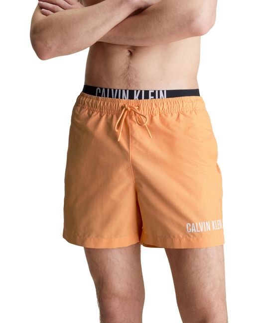 Short de Bain Medium Double Mi-Long Calvin Klein pour homme en coloris Orange