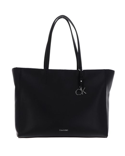 Mujer Bolso Tote Ck Must Shopper Medium con Cremallera Calvin Klein de color Black