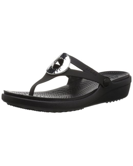 Crocs™ Sanrah Hammered Met Wedge Flip Sandal in Black/Black (Black) | Lyst