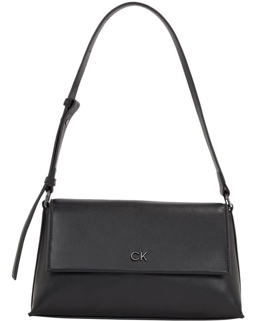 CK DAILY SHOULDER BAG PEBBLE Calvin Klein de color Black