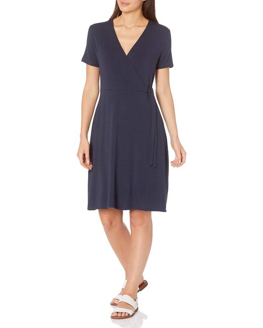 Amazon Essentials Kleid In Wickeloptik mit Kappenärmeln in Blau - Sparen  Sie 4% - Lyst