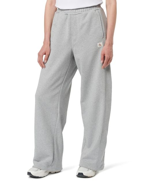 Donna Pantaloni da Jogging French Terry Badge Logo in Cotone di Calvin Klein in Gray