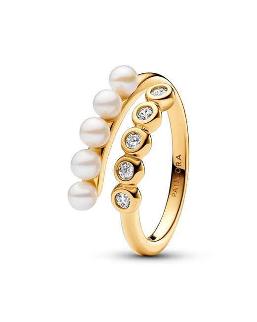 Timeless Anello aperto placcato in oro 14k con perla coltivata d'acqua dolce trattata bianca e zirconi cubici trasparenti di Pandora in Metallic