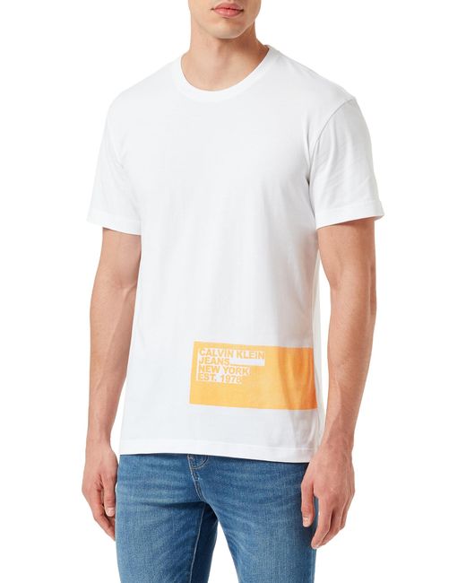 Jeans STENCIL BLOCKING LOGO TEE di Calvin Klein in White da Uomo