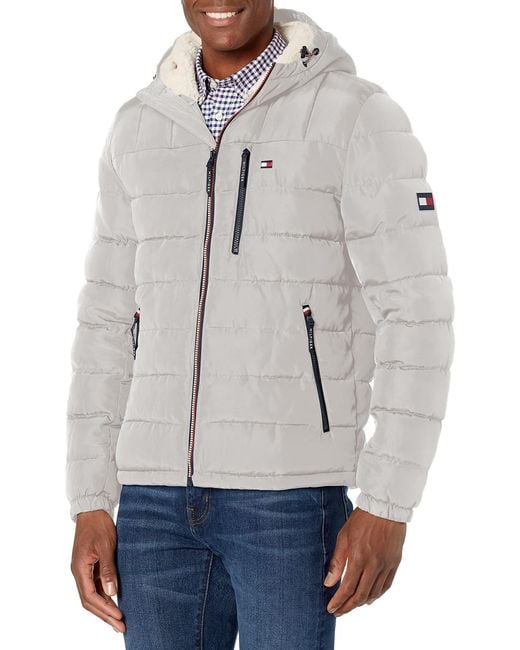 Chaqueta acolchada de peso medio con capucha y forro de sherpa resistente al agua para hombre Tommy Hilfiger de hombre de color Gray