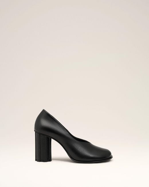 AMI Black Leather Anatomical-Toe Piano Pumps