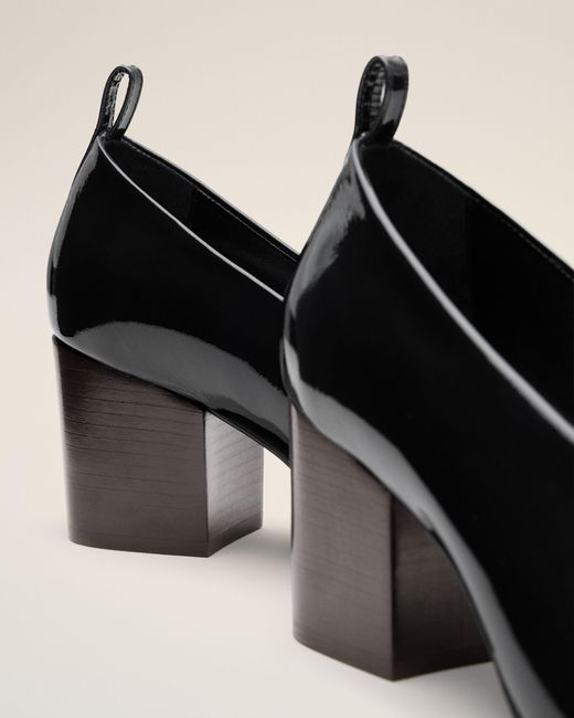 AMI Black Cow Leather Pumps