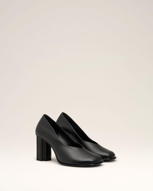 AMI Black Leather Anatomical-Toe Piano Pumps