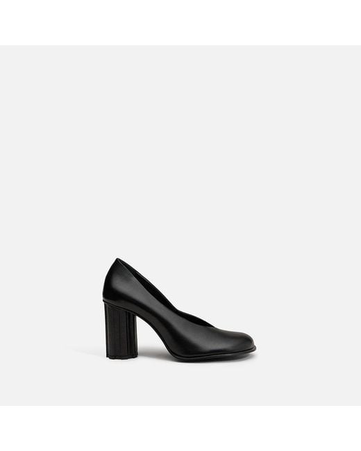AMI Black Leather Anatomical-Toe Piano Pumps
