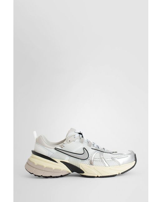 nike black and white sneakers