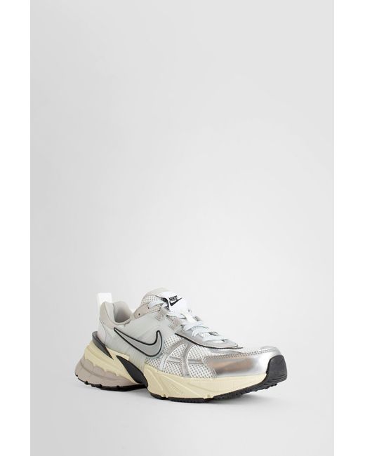 nike black and white sneakers