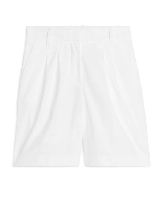 ARKET White Lockere, Taillierte Shorts