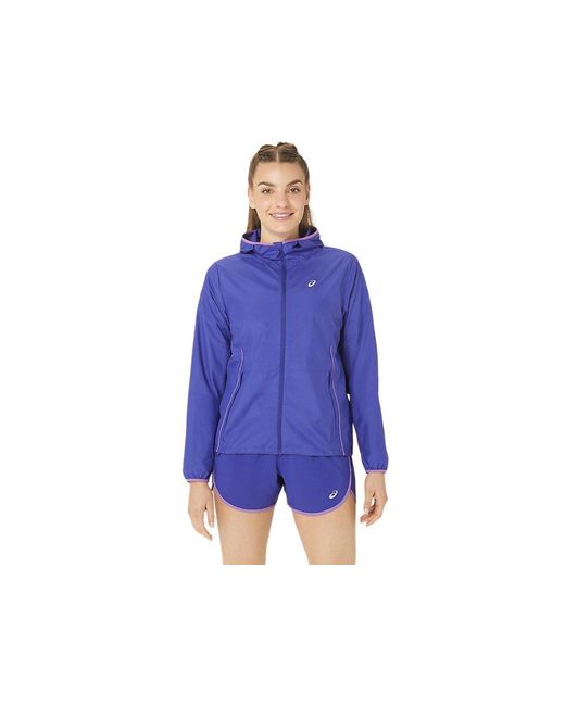 ICON LIGHT PACKABLE JACKET di Asics in Blue