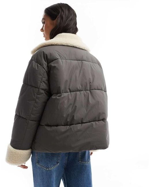 Chaqueta Acolchada Con Puños Y Solapas De Borreguito De ASOS de color Gray
