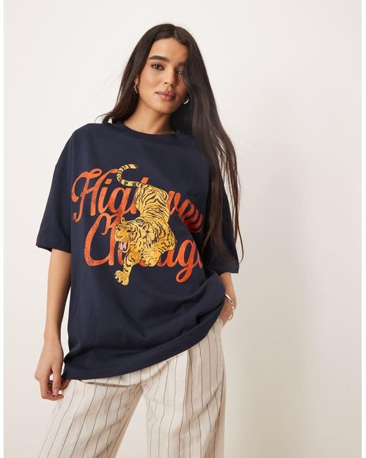 Camiseta Extragrande Con Estampado Gráfico De Tigre Y Texto "Chicago" De ASOS de color Blue
