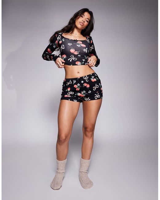 Top De Pijama Con Cuello Ancho Y Estampado De Lazos Y Fresas Mix & Match Exclusivo De (Parte De Un Conjunto) Kaiia de color Black
