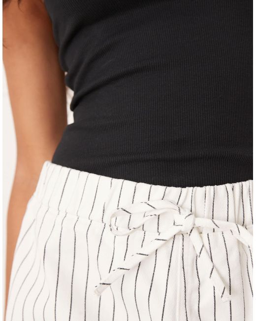 Short style jogging en jean à rayures - écru ASOS en coloris White
