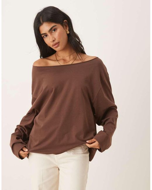 T-Shirt A Maniche Lunghe Color Cioccolato Con Spalla Scoperta di ASOS in Brown