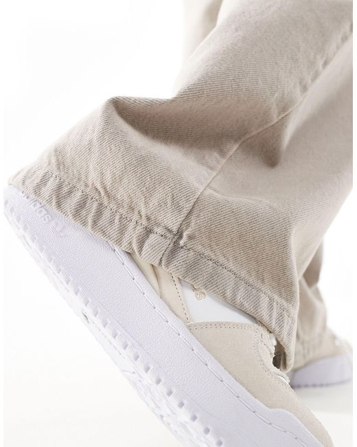 Jeans a vita alta e fondo ampio beige lavaggio sporco di Pull&Bear in White