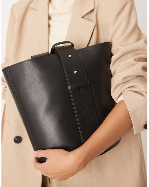 Borsa Da Spalla A Secchiello Nera di Mango in Black