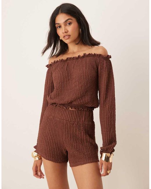 Top Con Escote Bardot Y Volantes Pequeños De Tejido Texturizado De (Parte De Un Conjunto) ASOS de color Red