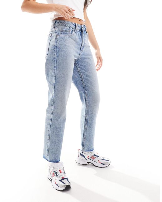Jeans a zampa taglio corto azzurri di Mango in Blue