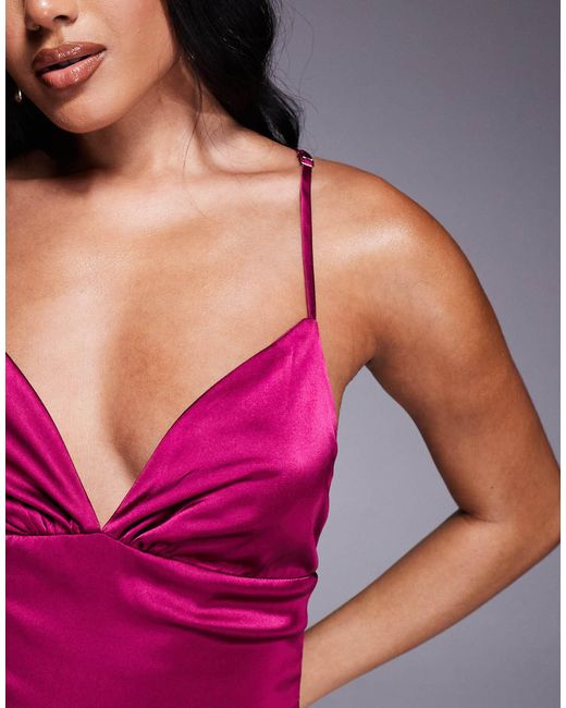Missy Empire Pink Missy empire – camisole-maxikleid aus dunkelrosa satin mit gebundenem rückenausschnitt und seitenschlitz mit rüschen