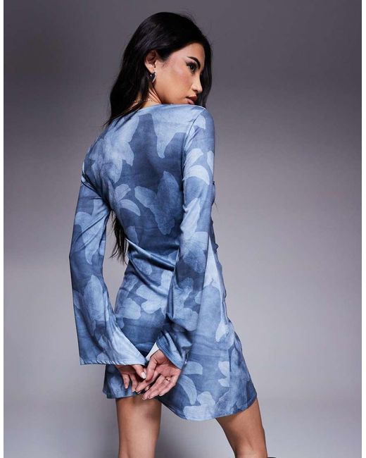Vestito Corto Blu A Fiori Arricciato Con Scollo A V E Maniche Svasate di ASOS in Blue