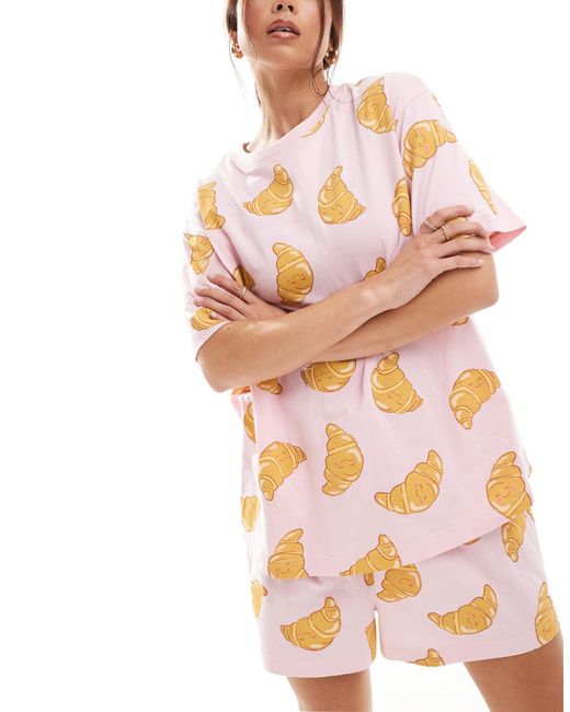 Set pigiama oversize con stampa di croissant con pantaloncini e t-shirt di ASOS in Pink