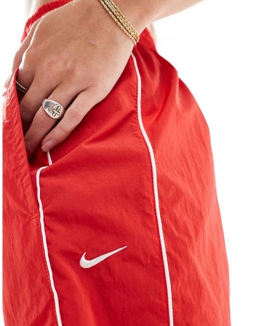 Nike Windrunner in het Red