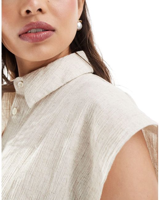 Camicia senza maniche tonalità naturale stropicciata effetto lino di ASOS in White
