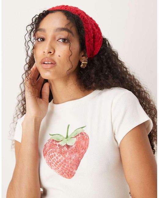 Camiseta Con Diseño Encogido Y Estampado Gráfico De Fresa De -Blanco ASOS de color Red