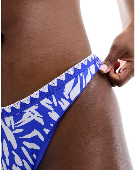 Slip bikini acceso con stampa di New Look in Blue