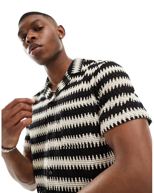 Camisa playera blanca y negra con diseño en zigzag Another Influence de hombre de color Brown