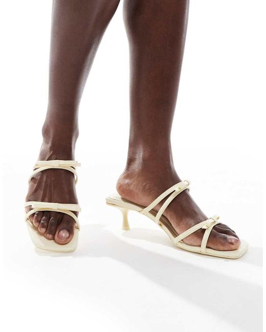 Scarpe Con Tacchetto A Spillo Color Burro Con Fascette Sottili di Stradivarius in Brown