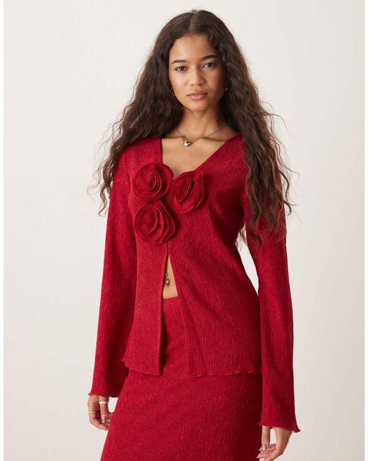 Evalina - top d'ensemble effet froissé avec grosses fleurs Pretty Lavish en coloris Red