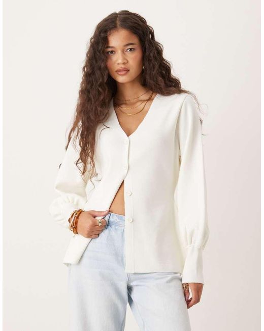 ASOS Gebreid Getailleerd Vest Met Structuur, V-Hals En Wijde Mouwen in het White