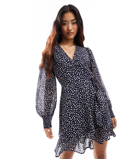 Robe portefeuille courte à volants et imprimé à pois Wednesday's Girl en coloris Blue